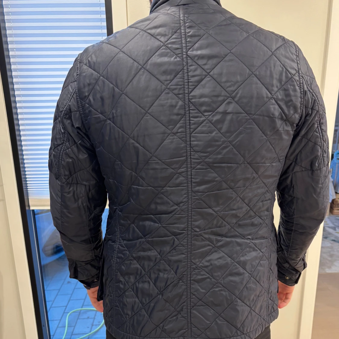 Marinblå quiltad jacka med fickor - Barbour  - 1