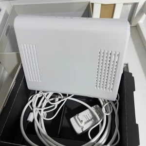 Tele2 WiFi Hub C2 - Tele2 WiFi Hub C2 router i mycket gott skick, komplett med strömadapter och kablar. Fyra LAN-portar, telefonuttag och koaxialanslutning. Perfekt för stabilt och snabbt internet hemma eller på kontoret. Originalkartong medföljer, endast lätt slitage på kartongen.