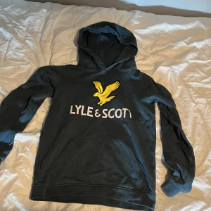 Lyle & scott hoodie    - Säljer denna ruskigt snygga hoodien från lyle&scott mitt pris 160kr skick 6-7/10 