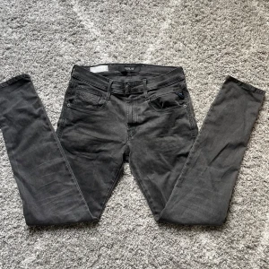 Replay anbass jeans - Ett par svarta Replay anbass jeans i bra skick storlek W31 L32 skriv gärna vid minsta intresse eller vid frågor