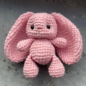 Virkad kanin - Rosa virkad kanin. Virkad med akrylgarn och ögon av pärlor💕