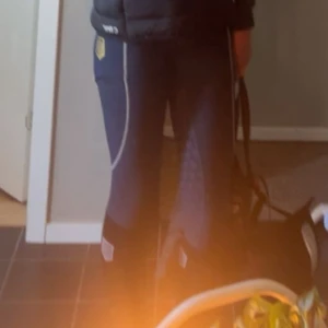 Marinblå ridleggings från Maya Delorez - Snygga marinblå ridleggings från Maya Delorez  med hög midja och svarta detaljer nedtill. Byxorna har vita kontrastsömmar, silikonmönster på insidan av benen för extra grepp och en gul logga på låret. Perfekta för ridning och tillverkade i stretchigt syntetmaterial. Har ingen bättre bild men kan fixa fler bilder på dem om så önskas. Knappt några täcken på användning. Pris kan diskuteras 🩷