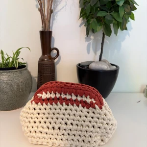 Egenvirkad clutch - Egenvirkad vit/beige  clutch med coral detaljer 