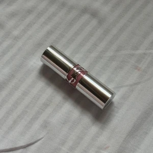 YSL Rouge Volupté Shine läppstift - Säljer ett YSL Rouge Volupté Shine läppstift i färgen 80. Färgen är en djup bärig vinröd nyans med glansig finish. Hylsan är lyxig i silver med YSL-logga runt mitten. Perfekt för dig som vill ha en elegant och pigmenterad look.