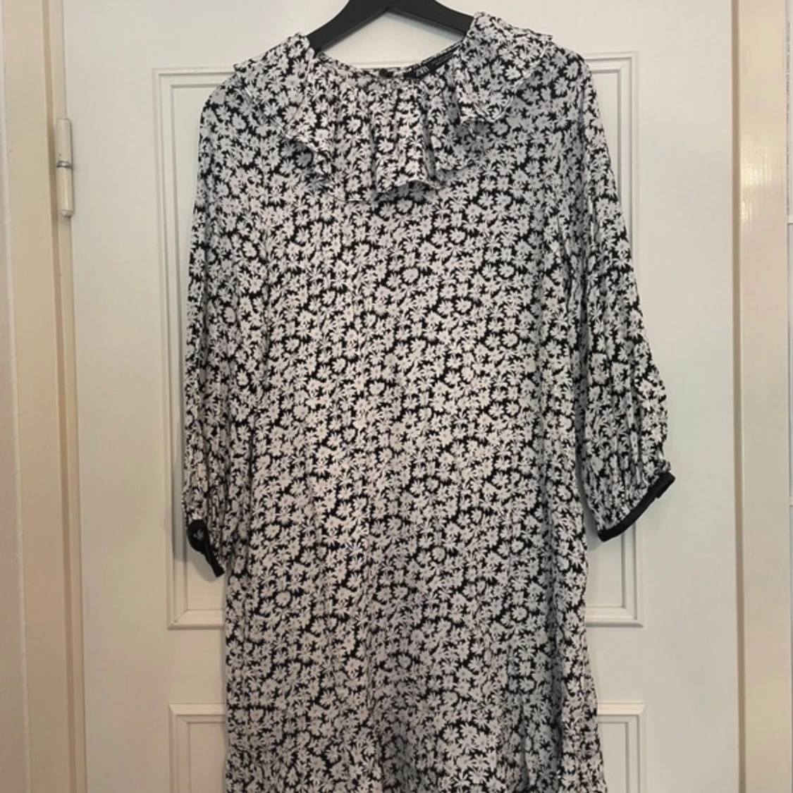 Svart/vit/lila klänning från Zara - 4