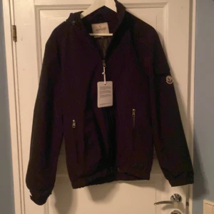 Svart Moncler windbreaker M - Svart vindjacka från Moncler i storlek M. Den är helt ny aldrig använd. Säljer då jag behöver pengar. Inga skambud kommer besvaras. 