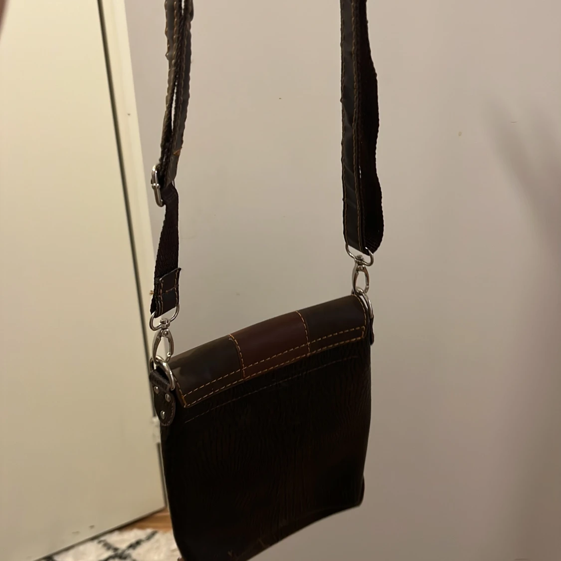 Brun axelväska från Giorgio Armani - 1