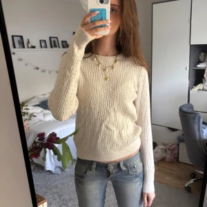Kabelstickad tröja - Jätte fin tröja med kabelstickat mönster💕 knappt använd 