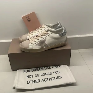 Golden goose skor  - Helt nya golden goose skor köpta åt min dotter. Skorna är i stor 38 använda 2-3 gånger. Men inga defekter finns på skorna. 