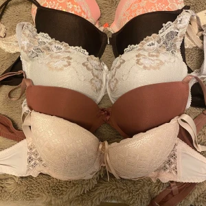 Jättefina push-up bh:ar!💗 - Säljer ett set med fem bh:ar i olika färger. Vissa lappar är av men alla är 75A förutom den vita i mitten som är 75B. Finns små defekter och säljer alla tillsammans för 150❤️