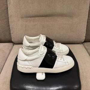 Valentino open - Valentino open. Storlek 44 . Medföljer endast skor. Färg svart glansig.