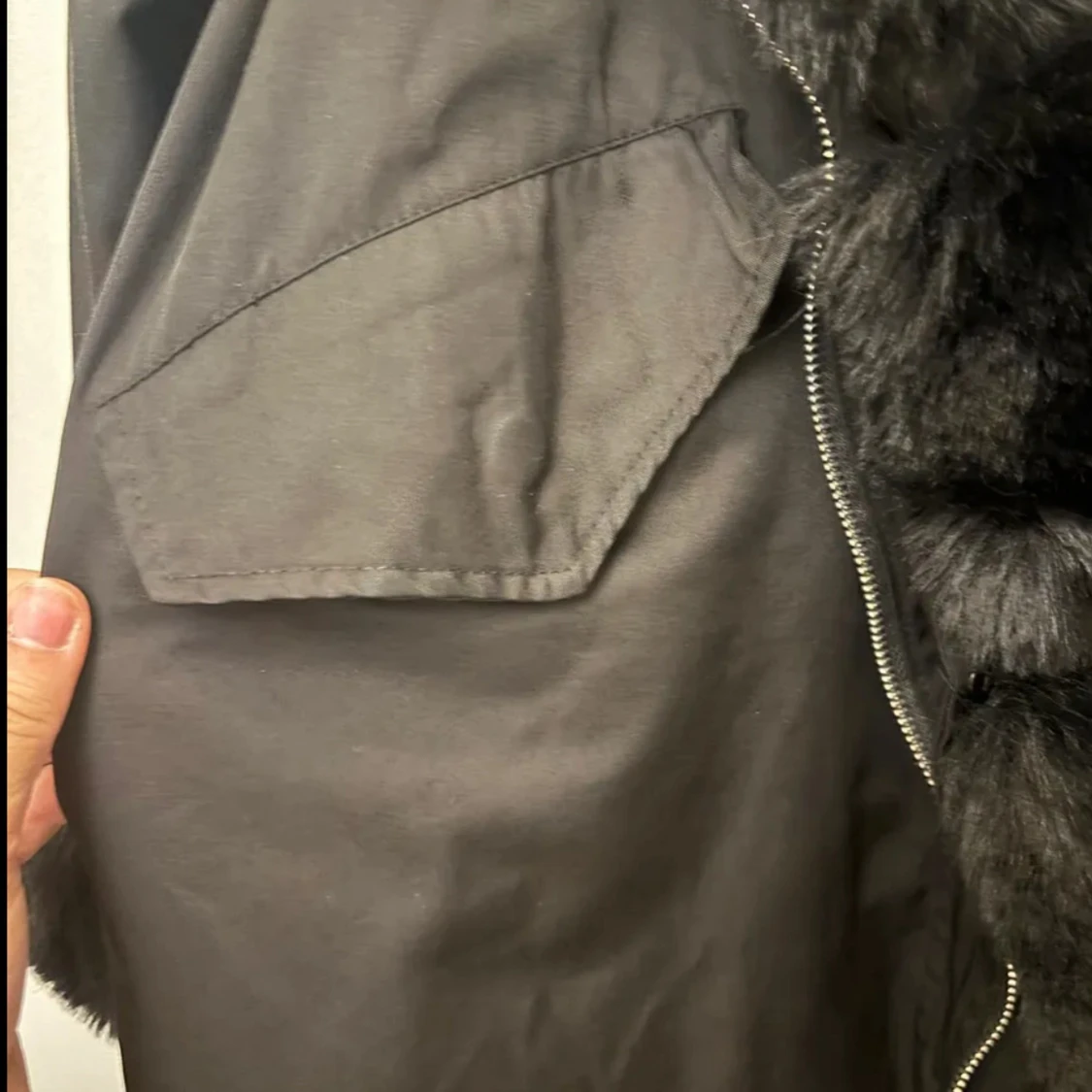 Svart pälsjacka med fluffig huva och händer  - 3