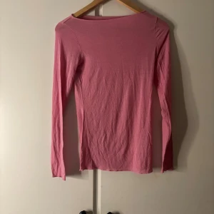 Rosa långärmad topp i Kashmir  - En enkel och mjuk rosa långärmad topp med rund hals. Tillverkad i kashmirblandning som känns skön mot huden. Passformen är normal och toppen har raka ärmar och sömmar utan extra detaljer. Säljer lite dyrare pga att färgen inte säljs längre💗 Perfekt att styla med jeans eller kjol för en chill look.