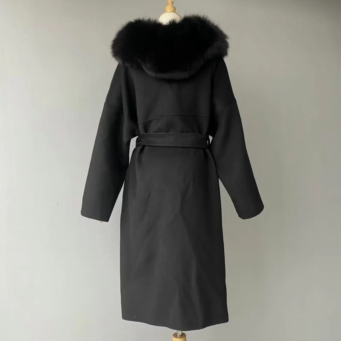 Svart kappa med päls från FUR Stockholm - 1
