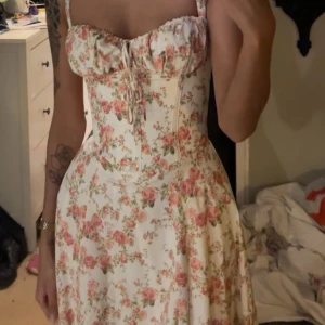 Blommig långklänning från House of CB - Blommog klänning från haouse of cb som inte säljs längre, använd 1 gång ordinarie pris 2500kr 