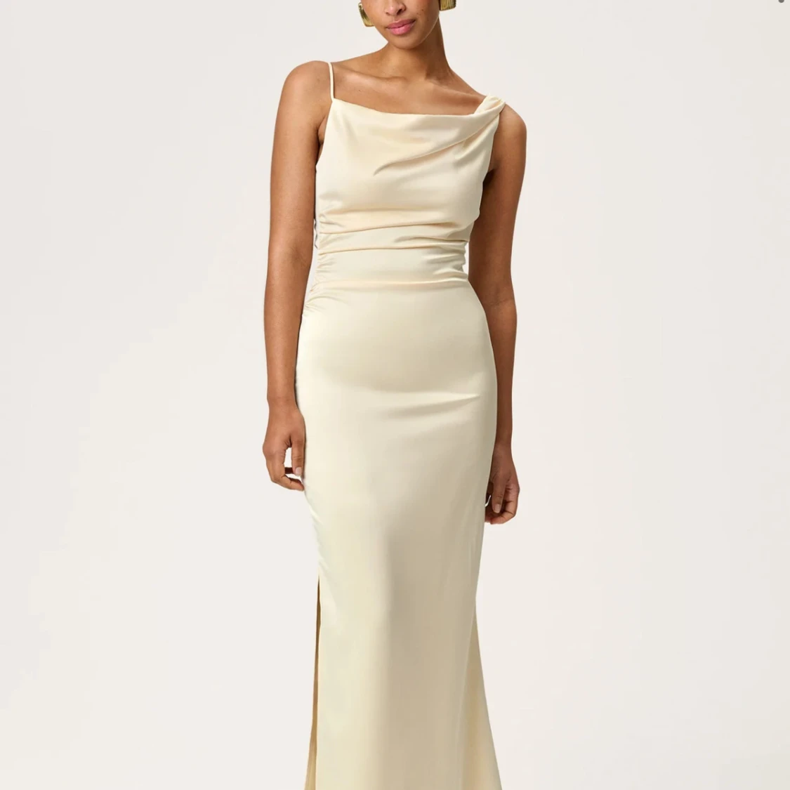 Champagnefärgad långklänning från Adoore