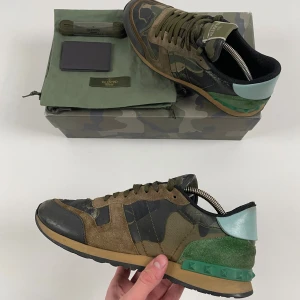 Valentino Rockrunner Skor - Valentino Rockrunner Skor | Detta är marknadens fetaste, populäraste & mest eftertraktade sko inför våren! | Skick 9/10, OTROLIGT BRA! | Storlek 40, men passar nog även 41 då de är lite större i storleken enligt oss | Inget medföljer | Priset är alltid diskuterbart vid snabb affär! | Nypris 8515kr | Hör mer än gärna av dig vid minsta möjliga fråga eller fundering så svarar vi med glädje! | GardeGrisch - Registrerat företag 😄