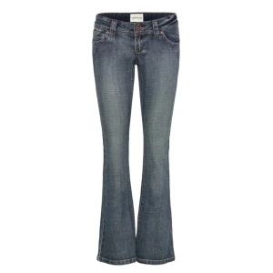 Blå bootcut jeans från Abrand - Säljer ett par vintageblå bootcut jeans från Abrand  med låg midja. Dem är aldrig andvända då jag har ett par i samma modell men annan färg. Omsydda vid låren men gjort av/hoss en skräddare så syns knappt inte! Köpta för 1200!