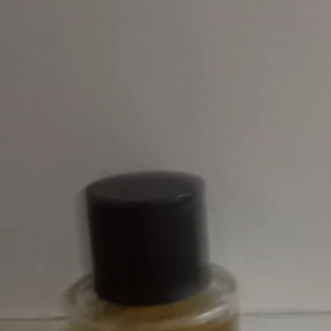 Parfym SE - Stilren parfymflaska med svart kork, perfekt för dig som vill ha en enkel och modern look. Passar bra i väskan eller på hyllan. Märke och detaljer syns ej på bilden.