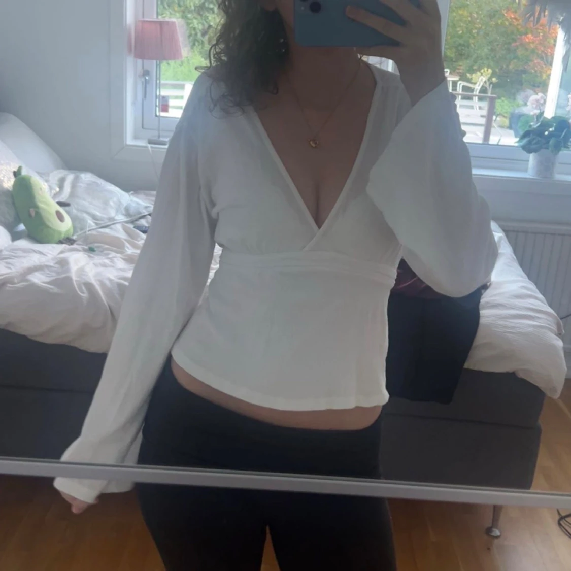 Vit omlottopp med knyt och v-ringning - 1