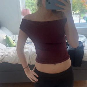 Röd topp - Svinsnygg röd topp från Gina som är perfekt till fest❤️ Använd en gång så den är i perfekt skick!