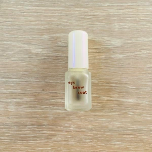 ögonbryns gel/ ögonbrynslack - Eyebrow Coat är en genomskinlig ögonbrynsgel i glasflaska med vit plastkork. Perfekt för att fixera brynen hela dagen utan att de känns stela. 