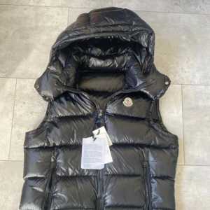 Moncler Väst - Tja säljer min moncler väst ✨Skick  7/10. Inga syn på användning 🤗✨ Om ni har övriga frågor de ba fråga ✨🤗