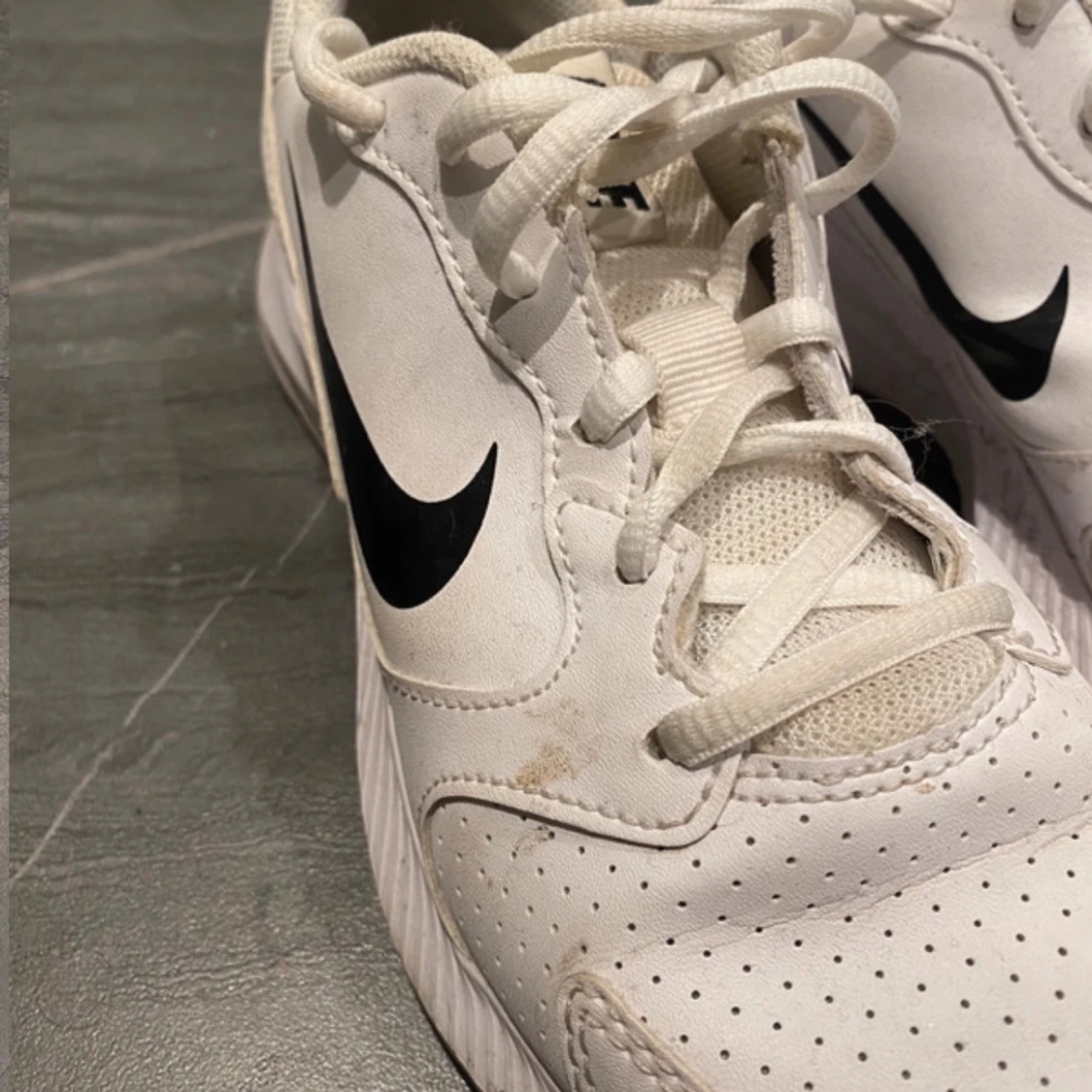 Vita Nike sneakers med svart swoosh - 2