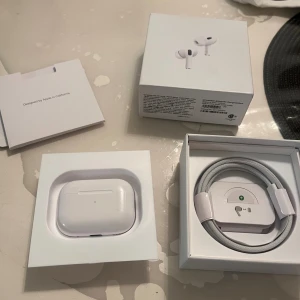 AirPods Pro 2 - Hej! Säljer mina AirPods Pro 2 som köptes för 2500 kr. De har endast använts en gång och är i perfekt skick, utan repor eller skador. Allt fungerar precis som nytt och originalkartongen ingår. Perfekt chans för dig som vill ha premiumhörlurar till ett lägre pris!  Funktioner: 	•	 Aktiv brusreducering – stänger ute störande ljud. 	•	 Transparensläge – släpp in omgivningsljud när du behöver. 	•	Adaptivt ljud & Spatial Audio – ger ett otroligt ljud och anpassar sig efter din miljö. 	