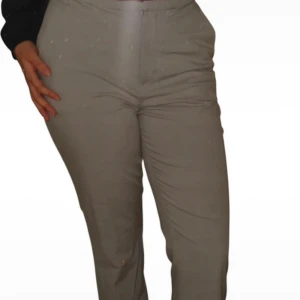 Beiga kostymbyxor med rak passform - Snygga gråa kostymbyxor med hög midja. Byxorna har diskreta fickor och stängs med dragkedja fram. Perfekta för en clean och stilren look. Materialet känns mjukt och följsamt, vilket gör dem bekväma att bära hela dagen. St på denna är 40 men passar även för de som är 38!