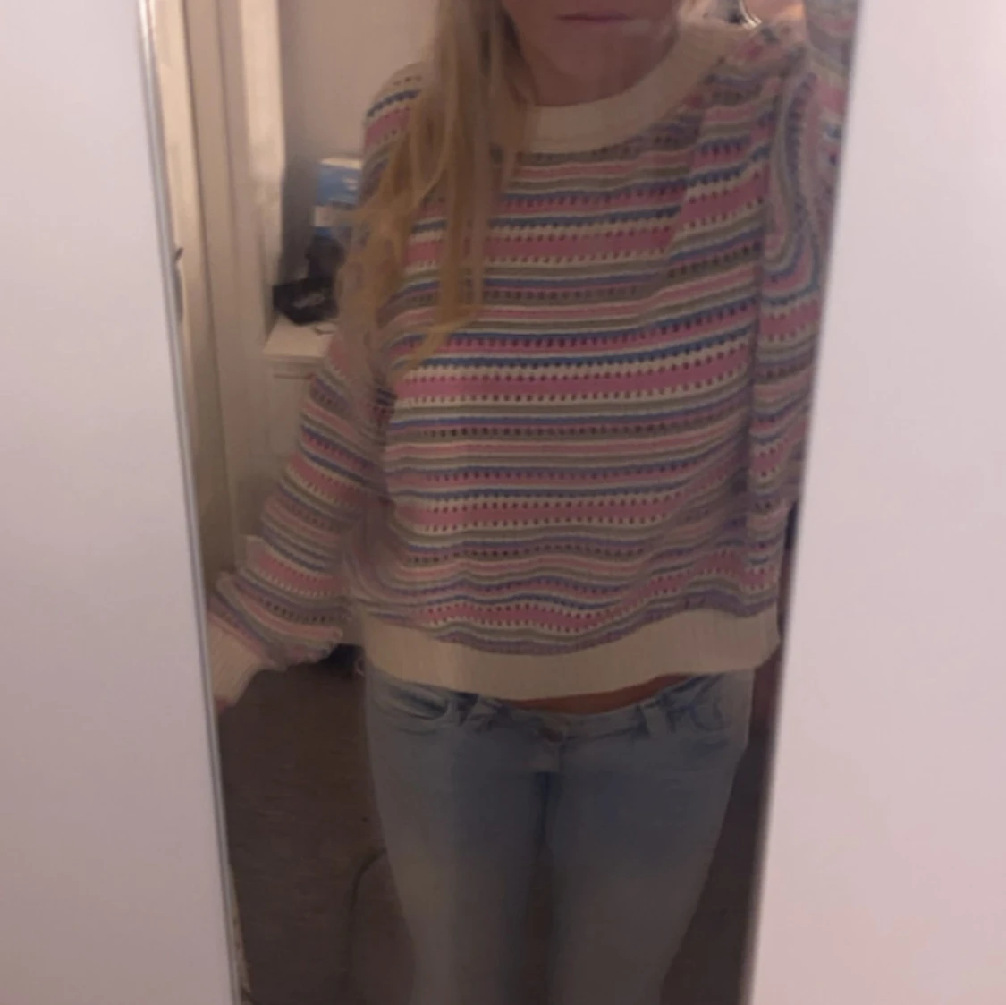 Randig stickad tröja i pastellfärger