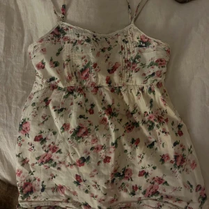 Blommigt linne - Säljer detta söta linne, det är barnstorlek men passar XS💗