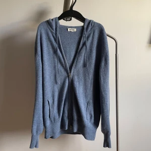 Soft goat Kashmirhoodie - Riktigt snygg och mysig ziphoodie från soft goat i storlek M! Väldigt bra skick men ett litet hål vid axeln men inget som märks. Nypris ca 3000kr | pris kan diskuteras 🙌🏻