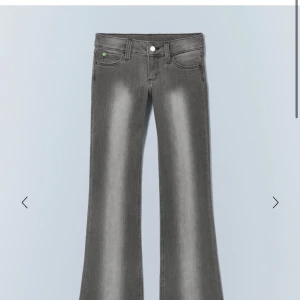 Grå weekday jeans - Grå bootcut jeans från weekday, storlek 26/32 men några centimeter uppsydda så innerbenslängden är nu ca 79cm. Jättefint skick, inga defekter 🥰🥰