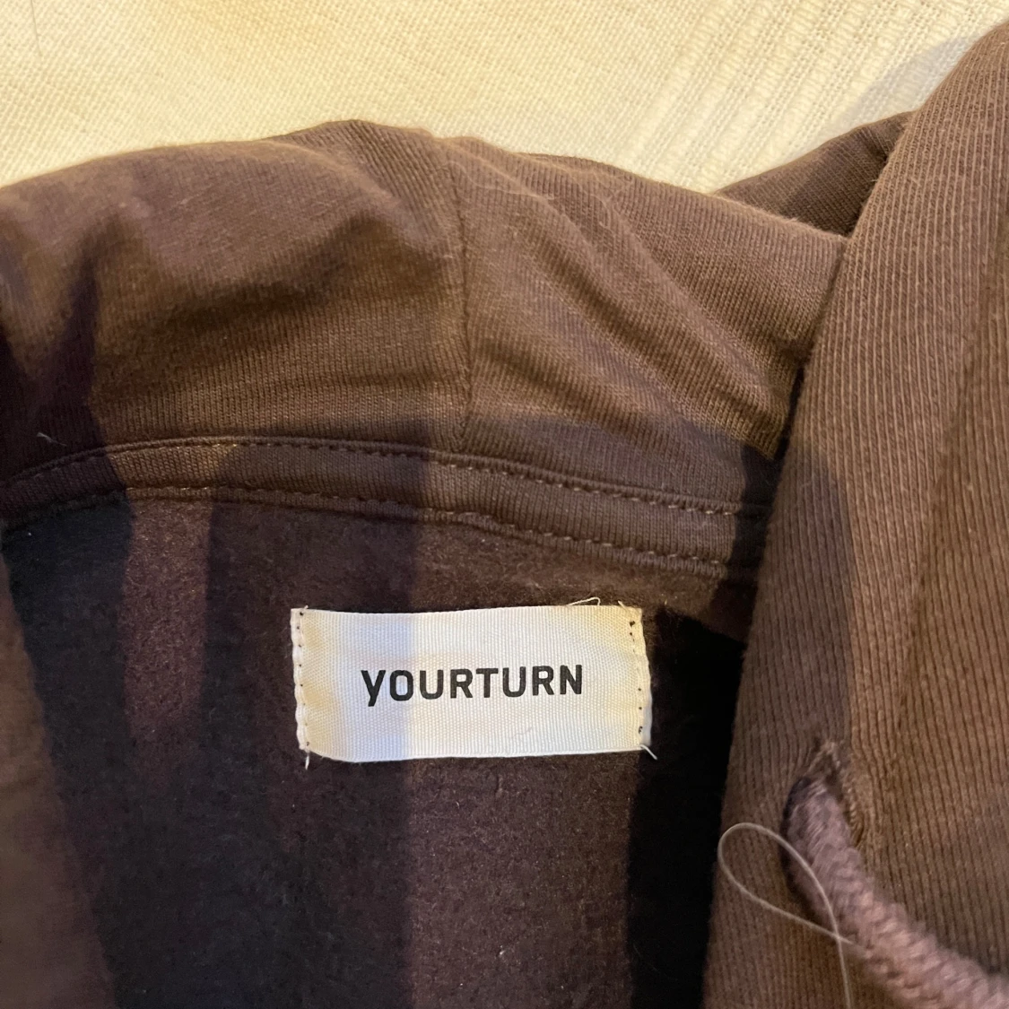 Brun hoodie från YOURTURN med tryck - 2