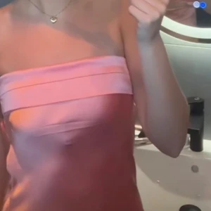 Rosa bandeau satinklänning  - Så fin satinklänning från Billy J. Perfekt till bal, bröllop eller andra tillställningar. Endast använd fåtal gånger. Inga anmärkningar 