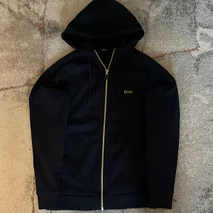 Hugo boss zip - Säljer en Hugo boss zip som jag inte använder längre och behöver sälja den. Ny pris 2500, mitt pris 550. Den är i storlek S. Inga hål inga problem.