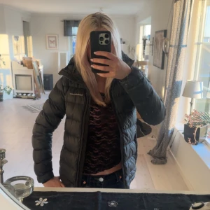Svart dunjacka från Peak Performance - Säljer en svart dunjacka från Peak Performance med luva och dragkedja. Strlk xs, väldigt fint skick, säljer då den tyvärr är lite för liten💕