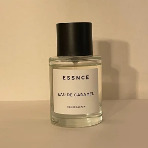  Eau de Caramel  - Essnce Eau de caramel EDP 50 ml  TOPPNOTER Karamell Salt karamellglass heart HJÄRTNOTER Karamelliserade popcorn Vit choklad heart BASNOTER Tonkaböna Vanilj Kumarin Mysk