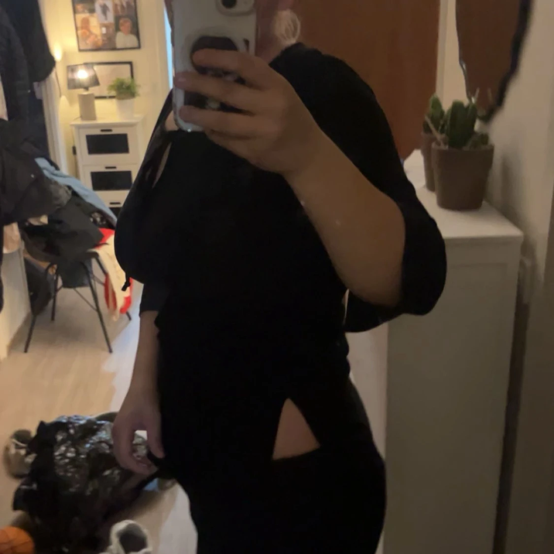 Svart blus med slits och knyt - 1