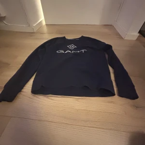 En mörkblå gant tröja (12-14 - En mörkblå gant tröja som jag knappt har använt.  Original pris 499