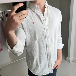 Ralph Lauren skjorta  - Ralph Lauren skjorta, inga defekter! Modellen är 180,75 kg, perfekt för vinterns alla hemma fester 🎉😎. Kom med frågor 👌väldigt bra pris i bundels✌️
