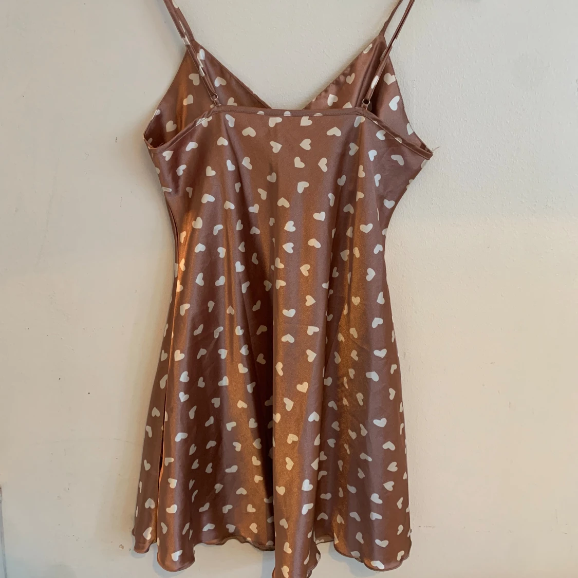 Ljus brun hjärtklänning med smala axelband - 1