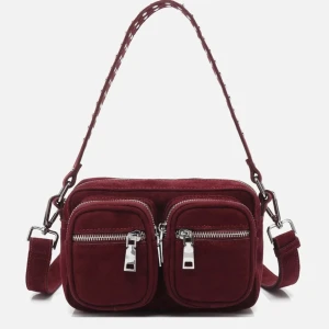 Noella väska  - Säljer min vinröd axelväska i mocka med två framfickor och silvriga dragkedjor. Jag har aldrig använt väskan då den inte kommit till användning, men den är köpt från Sellpy i nyskick. Skriv för bilder på väskan!