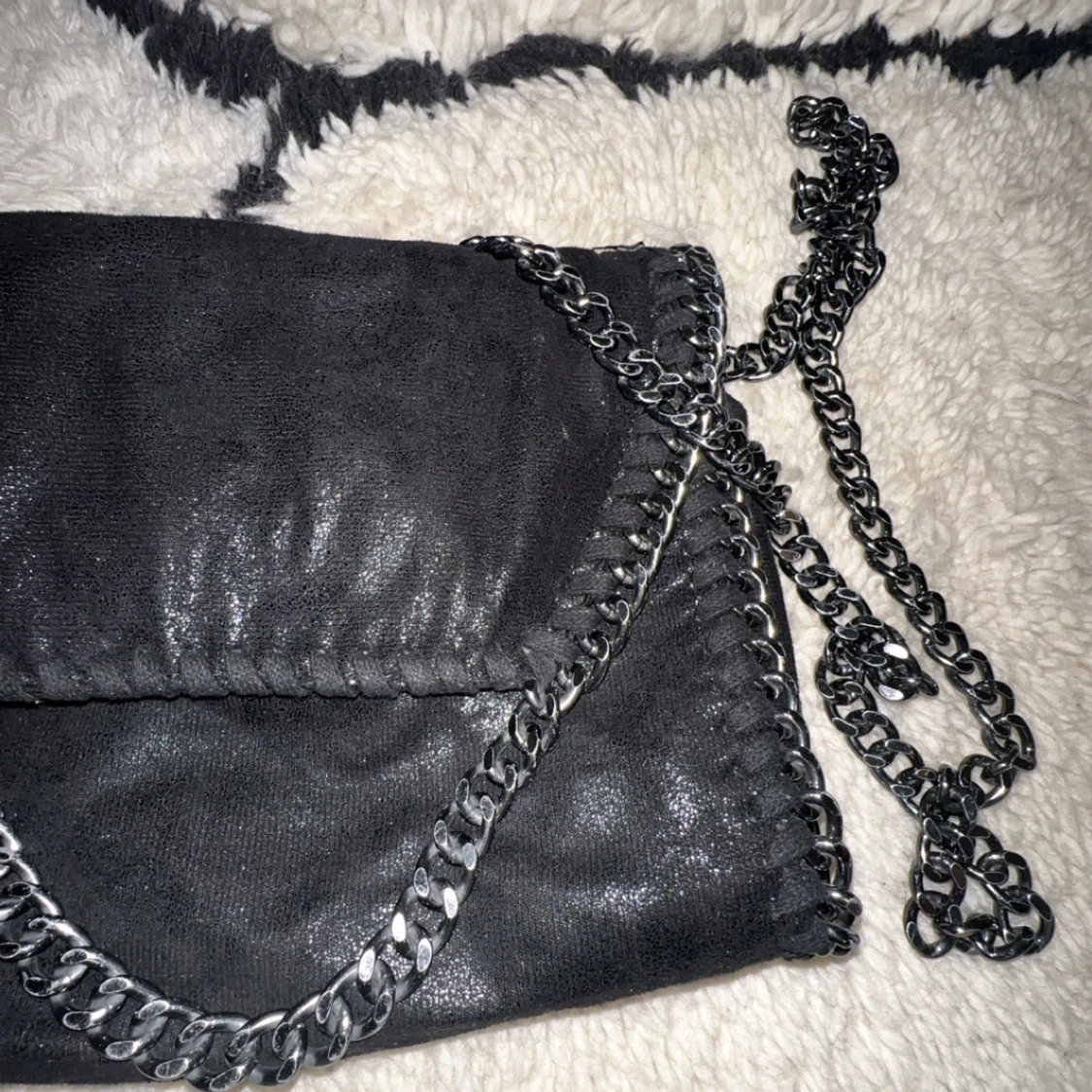 Svart axelväska med kedjedetaljer - 1