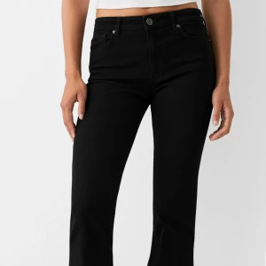 Flared jeans - Säljer dessa finna bootcut jeans, använda en gång, är upssydda för att passa nån som är 160-165 ungefär, har fina fickor, skriv privat för fler bilder🩷