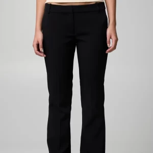 Kostymbyxor  - Skitsnygga svarta kostymbyxor i storlek PETITE 34. Byxorna är upplagda och passar mig som är 150cm vilket är perfekt för oss korta tjejer! Skriv om ni har några frågor💕 