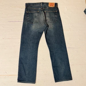 Levis 501 - Tjena! Säljer dessa riktigt snygga Levis 501 jeans, jeansen är i fint skick och är i storlek w33/L32, passar mig som är 186, hör av dig vid funderingar!🙌