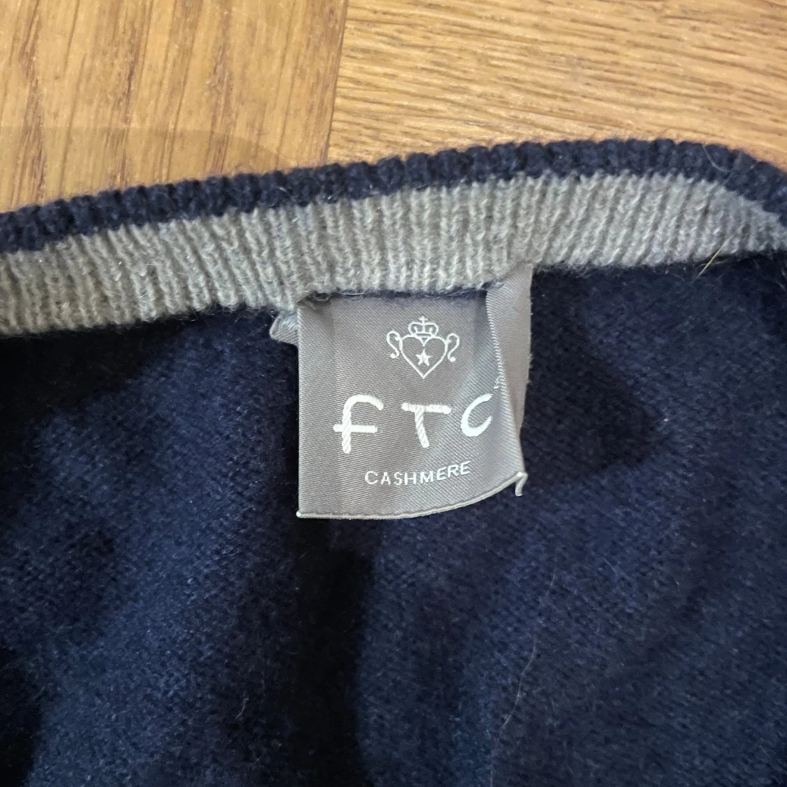 Mörkblå kashmirtröja från FTC - 1