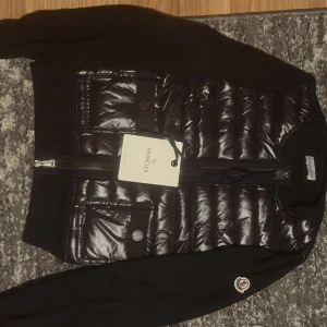 Moncler tricot - Riktigt fin cardigan för dam, vid fler frågor elle bilder är det ba skriva!